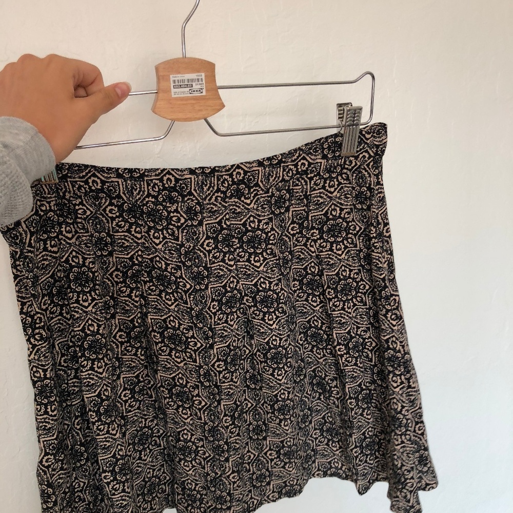 Beautiful flowy soft skirt in Women Size S